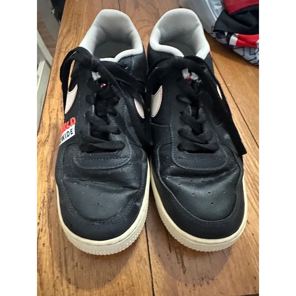 Size 7 (GS) - Nike Air Force 1 LV8 1 Low Worldwide Pack - Black‎ Crimson